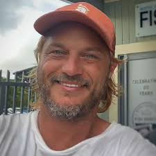 Oh look! I'm the realest of the real of all Vikings in this day and age!  Look at my magnificent horns and fabulous beard, the most manliness beard  there ever was!!! Hehehe