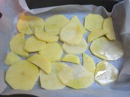Il piatto viene insaporito con dell'ottimo olio di oliva insaporito con un trito di erbe aromatiche e aglio, che conferiscono carattere al tutto. Platessa Al Forno Con Patate Con Una Croccante Panatura