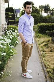 Calça Bege Com Camisa Jeans Masculina Calca Caramelo Moda Para Rapazes Moda Masculina Jovem Moda Masculina Adolescente