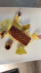 Magret De La Limagne Mousseline De Pomme De Terre Cubes De Pomme De Terre Rotis Au Beurre Et Thym Tuiles D Herbes Jus De Canard Pommes De Terre Roties