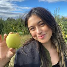 i 💚 green apples ! although admittedly this one wasn't very good….. 🍏🐜