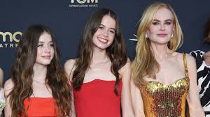 Nicole Kidman boit un verre de lait lors de son discours au gala du  National Board of Review