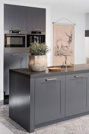 grijze keuken met eiland in landelijk moderne stijl en voorzien van standbouw kastenwand bekijk meer foto s op onze we keuken met eiland keuken grijze keuken
