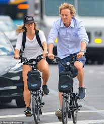 Оуэн является младшим братом эндрю уилсона и старшим люка уилсона. Owen Wilson The Butterscotch Stallion Shares A Kiss With On Again Girlfriend Caroline Lindqvist Daily Mail Online