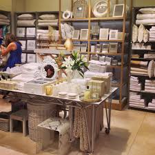 Une Visite Au Zara Home Decoration Tendance Zara Home Retail Store Design Design Desks