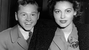 Legendary star Mickey Rooney dies at 93