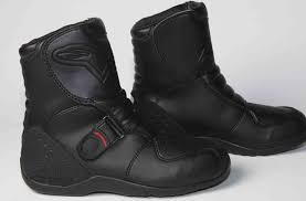 Microfiber, waterproof membrane, protections, etc., and an aesthetic that lends it a sports touch. Mcn Biking Britain Survey Top 10 Waterproof Boots Mcn