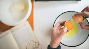 Wenn sie das rohe ei schütteln, sollte man alte eier machen beim schütteln ein glucksendes geräusch, weil das eiklar dünnflüssiger geworden ist. Eier Woran Sie Erkennen Ob Sie Noch Gut Sind Und Wann Sie Sie Entsorgen Sollten Stern De