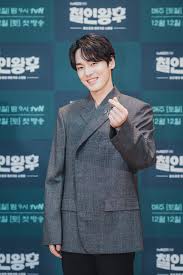#신혜선 #김정현 #배종옥 #김태우 #설인아 #나인우 불의의 사고로 대한민국 대표 허세남 영혼이 깃들어 '저 세상 텐션'을 갖게 된 중전 김소용과 두 얼굴의 임금 철종 사이에서 벌어지는 영혼가출 스캔들. ê¹€ì •í˜„ ì² ì¸ì™•í›„ ì² ì¢… ì¶œì—° ê²°ì‹¬ì€ ì‹ í˜œì„  ë•Œë¬¸ ë‰´ìŠ¤ ë™ì•„ë‹·ì»´