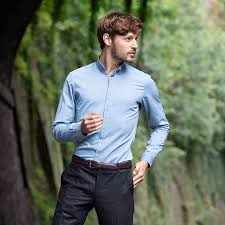 Interpréter une chemise en denim est un sujet passionnant puisque cette pièce intemporelle se prête aussi bien à des looks country qu'à des. Chemise Bleue En Denim A Pois Col Inverse Chemises Denim