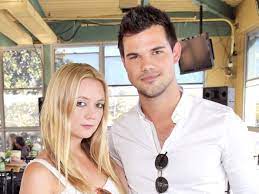 taylor lautner spotted kissing scream queens co star billie lourd on snapchat and yeah we ship it