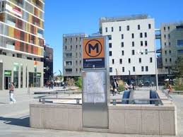 Le Quartier Borderouge Au Nord De Toulouse Desservit Pas Le Metro Et A Proximite Du Peripherique Le Lieu S Est Metamorphose E Toulouse Quartier Le Quartier