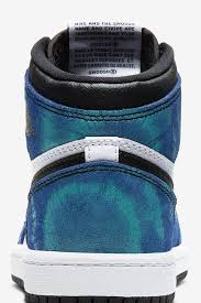 Tie dye is such a great craft activity because you can experiment with so many different colors and below we share tips and tecniques for a succesful tie dye project! Kids Air Jordan 1 Tie Dye Release Date Nike Snkrs Ch