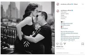 Join to listen to great radio shows, dj mix sets and podcasts. Potret Ari Wibowo Bersama Istri Di Atas Motor Ducati Hati Hati Baper