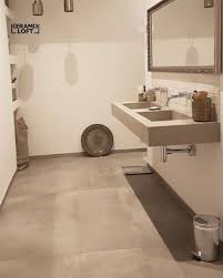 Grossformatige Betonoptik Im Format 120x120 Cm Fliesen Badfliesen Badideen Architecture Interiordesi Runde Badezimmerspiegel Bad Fliesen Haus Wohnzimmer