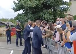 Le service de sécurité présidentiel est vite intervenu pour mettre emmanuel macron à l'abri. Thndijdyhs98jm