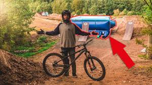 Professional mountain biker who is recognized for having been named the enduro mountain bike association's world champion in both 2015 and 2016. Dirt Wies Marienau Grune Aue 1 Marienau 2021