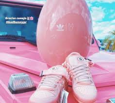 Benito antonio martínez ocasio (born march 10, 1994), known by his stage name bad bunny, is a puerto rican rapper, singer, songwriter. Por Que Se Agotaron Los Tenis Rosas De Adidas X Bad Bunny