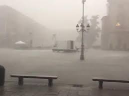 Grandine a torino, temporali e vento forte su tutto il nord. Grandine A Torino Oggi Il Video Si Salvi Chi Puo Corriere Tv