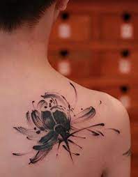 Hình xăm hoa bỉ ngạn còn có ý nghĩa là phân ly, đau khổ, không may mắn, vẻ đẹp của cái chết, nhưng nhiều người lại thích cách nghĩ ý nghĩa hình xăm hoa bỉ ngạn theo hướng là những ký ức đau buồn. Hinh XÄƒm Hoa Bá»‰ Ngáº¡n Co Y NghÄ©a Gi