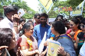 Dhanush married to rajinikanth's elder daughter aishwaryaa in 2004. Dhanush The Flag Off Shreedayaa Foundation S Bharat Yatra Photos Filmibeat