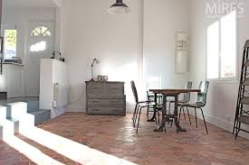 Tomettes Mobilier Vintage Et Murs Blancs C0671 Mires Paris Tomette Murs Blancs Carrelage Blanc