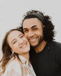 Anna Dow's Instagram, Twitter & Facebook