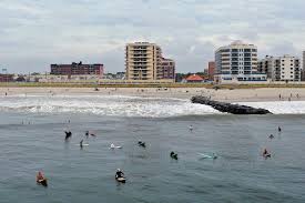 Hurricane henri kept on course early sunday to crash into a long stretch of northeastern coastline, as millions on new york's long island and in southern new england braced fo. Tmssik9w7 Pz8m