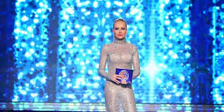 Το απόλυτο σόου μεταμφιέσεων με τη μοναδική μαρία μπεκατώρου. Entypwsiakh Maria Mpekatwroy Sto Yfsf Me Neraidenio Si 8roy Forema Eikones Zwh Iefimerida Gr