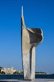 El monumento a la resistencia indígena en sí presenta a un tapigüil (guerrero o cacique en la época de la llegada de los españoles) con sus brazos extendidos, portando 9 calabazas en cada mano y un perro mordiendo su pie izquierdo. Fotos Monumento De La Resistencia Libres De Regalias Pxfuel