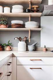ranger avec marie kondo le rangement konmari en 2020 comptoirs de cuisine en bois armoire de cuisine decoration interieure cuisine