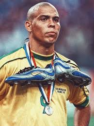 Coupe du monde 98 est une simulation de foot sur pc. Ronaldo Bresil La Nike Mercurial De Ronaldo Celebre Ses 15 Ans Etrennee Par Le Bresilien Ronaldo Lors De La Coupe Du Monde Ronaldo Joueur De Football Footeux