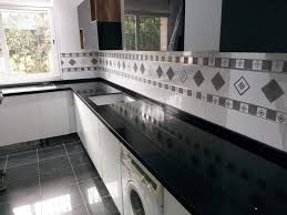 La finition pailletée réfléchit la lumière qui contraste avec la finition noire élégante. Plan De Travail En Quartz Noir Alpha Marbre Tunisie Facebook