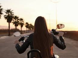 Sonhar com Andar de Moto na Garupa - O que significa? Sorte ou Azar?