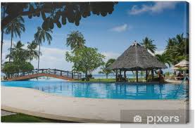 Tableau Sur Toile Piscine Avec Plage Artificielle Et L Ocean Tropical Pixers Nous Vivons Pour Changer
