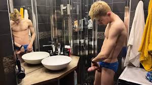 00000 Un ciseau serre et branle sa grosse bite en apportant à l’orgasme,  jumelle sperme