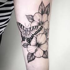 Una fantastica gallery di disegni dedicata al mondo dei tatuaggi con fiori tutta da sfogliare, con significato e tanti consigli. Tatuaggio Fiore Di Ibisco Significato Idee E Foto Tatuaggio Co