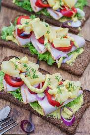 Smorrebrod Mit Zweierlei Kase Radieschen Und Trauben Skandinavisches Essen Rezepte Lebensmittel Essen