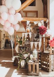 Rustikal Naturale Hochzeit In Einer Scheune Oder Im Grunen Tolle Candy Bar Im Vintage Look Hochzeit Schokoriegel Hochzeit Rustikal Scheunen Hochzeit