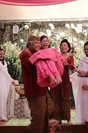 Selain pakaian resmi, ada juga beberapa pakaian pengantin adat dalam budaya jawa tengah. Dalam Prosesi Siraman Pada Pernikahan Adat Jawa Orangtua Sangat Berperan Besar Ayah Kandung Akan Menggendong Anaknya Yang Aka Anak Pengantin Gambar Pengantin