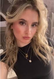 Amanda Lipski's Instagram, Twitter & Facebook