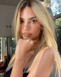 Emily ratajkowski attends the tony awards at radio city music hall on june 9 in new york city. Emily Ratajkowski Just Dyed Her Hair Blonde And Looks So Different Emrata New Blonde Hair Color
