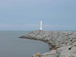 Betapa ramainya yang berkunjung ke pantai ni, hingga ia menyebabkan berlakunya kesesakan jalan raya di kawasan sekitar pantai tersebut. Landscape Lighthouse