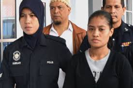 Keempat terdakwa, wni yang divonis hukuman mati, dikawal oleh polisi di pulau penang, malaysia, meninggalkan ruang sidang hari senin, 7/10 (foto pada saat dilakukan penggerebegan pada malam tanggal 27 oktober 2009 di sebuah rumah di kawasan jalan batu feringgi pulau penang tersebut. Tki Asal Ntt Bebas Hukuman Mati Di Malaysia