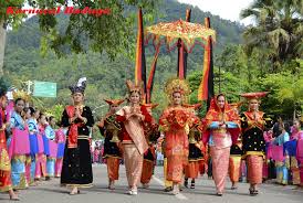 Jun 15, 2012 · wadah kehidupan bermasyarakat, berbangsa dan bernegara meliputi seluruhwilayah indonesia yang memiliki sifat serba nusantara dengan kekayaan alam danpenduduk serta aneka ragam budaya. Nilai Nilai Pancasila Dalam Kehidupan Sosial Budaya Bangsa Indonesia Aneka Budaya Indonesia