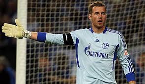 En enero de 2011, llegó al fc schalke 04 en calidad de préstamo, el nuevo entrenador del fc schalke 04 anunció el 23 de marzo de 2011 que el club no iba a tomar la opción. Nach Knie Verletzung