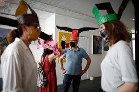 Fujin adalah sejenis guanmao , adalah penutup kepala tradisional lelaki cina diperbuat daripada kain hitam. Topi Dinasti Song Di Cina Jadi Inspirasi Untuk Social Distancing Dunia Tempo Co