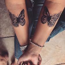 This person has taken the classic flowers and butterfly tattoo to the next level. Tatto Que Me Quiero Hacer Con Mi Mama Tattoos For Daughters Tattoos For Women Thigh Tattoos Women