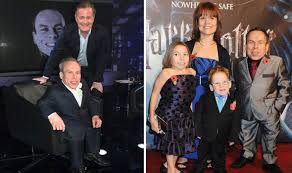 (single, married, in relation or divorce) warwick is an english television presenter, writer, actor, director, and producer. Warwick Davis Opens Up About Tragically Losing Two Sons On Piers Morgan S Life Stories Tv Radio Showbiz Tv Express Co Uk