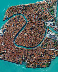 Daily Overview On Instagram Venice Italy Is Situated Upon 118 Small Islands That Are Separated By Canals And Linked By Bridges The Grand In 2021 City Italy Venice